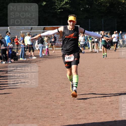 27.09.2026 - 35. Volkslauf durch das schöne Alstertal Strokosch-Dieckow http://msf.ph/oto/10585559 27.09.2026 11:46:19 Ziel 1461, 1467, 2395 meine-sportfotos.de