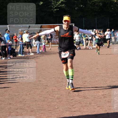 27.09.2026 - 35. Volkslauf durch das schöne Alstertal Strokosch-Dieckow http://msf.ph/oto/10585560 27.09.2026 11:46:19 Ziel 1461, 1467, 2395 meine-sportfotos.de