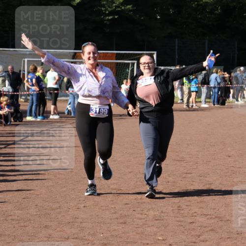 27.09.2026 - 35. Volkslauf durch das schöne Alstertal Strokosch-Dieckow http://msf.ph/oto/10585605 27.09.2026 11:45:24 Ziel 1537, 3197, 3199 meine-sportfotos.de