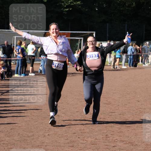 27.09.2026 - 35. Volkslauf durch das schöne Alstertal Strokosch-Dieckow http://msf.ph/oto/10585608 27.09.2026 11:45:24 Ziel 1537, 3197, 3199 meine-sportfotos.de