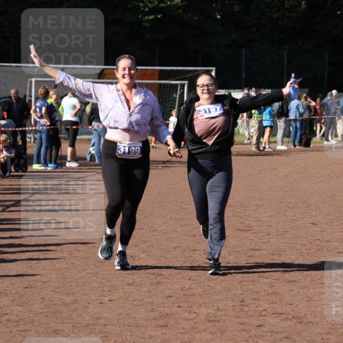 27.09.2026 - 35. Volkslauf durch das schöne Alstertal Strokosch-Dieckow http://msf.ph/oto/10585610 27.09.2026 11:45:24 Ziel 1537, 3197, 3199 meine-sportfotos.de