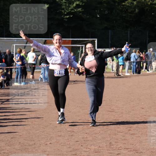 27.09.2026 - 35. Volkslauf durch das schöne Alstertal Strokosch-Dieckow http://msf.ph/oto/10585615 27.09.2026 11:45:24 Ziel 1537, 3197, 3199 meine-sportfotos.de