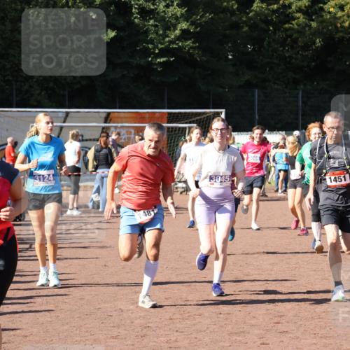 27.09.2026 - 35. Volkslauf durch das schöne Alstertal Strokosch-Dieckow http://msf.ph/oto/10585668 27.09.2026 11:45:07 Ziel 1442, 1451, 1481, 3045, 3066, 3076, 3124, 3137, 3283, 3284, 3357 meine-sportfotos.de