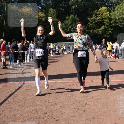 27.09.2026 - 35. Volkslauf durch das schöne Alstertal Strokosch-Dieckow http://msf.ph/oto/10585688 27.09.2026 11:44:56 Ziel 3029, 3266, 3267 meine-sportfotos.de