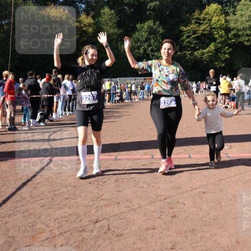 27.09.2026 - 35. Volkslauf durch das schöne Alstertal Strokosch-Dieckow http://msf.ph/oto/10585690 27.09.2026 11:44:55 Ziel 3029, 3266, 3267 meine-sportfotos.de
