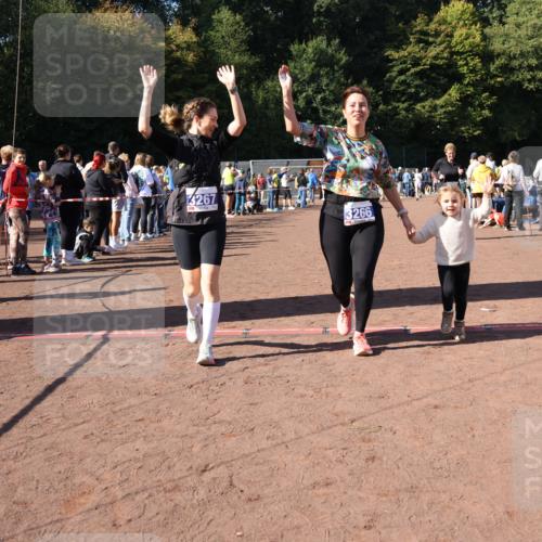 27.09.2026 - 35. Volkslauf durch das schöne Alstertal Strokosch-Dieckow http://msf.ph/oto/10585693 27.09.2026 11:44:55 Ziel 3029, 3266, 3267 meine-sportfotos.de