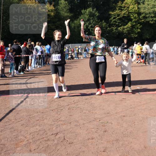 27.09.2026 - 35. Volkslauf durch das schöne Alstertal Strokosch-Dieckow http://msf.ph/oto/10585697 27.09.2026 11:44:55 Ziel 3029, 3266, 3267 meine-sportfotos.de