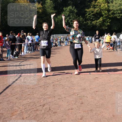 27.09.2026 - 35. Volkslauf durch das schöne Alstertal Strokosch-Dieckow http://msf.ph/oto/10585698 27.09.2026 11:44:55 Ziel 3029, 3266, 3267 meine-sportfotos.de