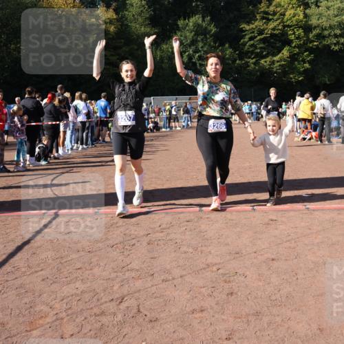 27.09.2026 - 35. Volkslauf durch das schöne Alstertal Strokosch-Dieckow http://msf.ph/oto/10585699 27.09.2026 11:44:55 Ziel 3029, 3266, 3267 meine-sportfotos.de