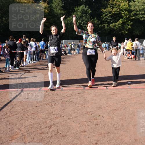 27.09.2026 - 35. Volkslauf durch das schöne Alstertal Strokosch-Dieckow http://msf.ph/oto/10585700 27.09.2026 11:44:55 Ziel 3029, 3266, 3267 meine-sportfotos.de