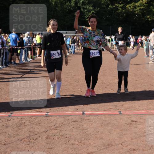 27.09.2026 - 35. Volkslauf durch das schöne Alstertal Strokosch-Dieckow http://msf.ph/oto/10585702 27.09.2026 11:44:54 Ziel 3029, 3266, 3267 meine-sportfotos.de