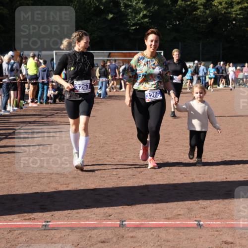 27.09.2026 - 35. Volkslauf durch das schöne Alstertal Strokosch-Dieckow http://msf.ph/oto/10585703 27.09.2026 11:44:53 Ziel 3029, 3266, 3267 meine-sportfotos.de