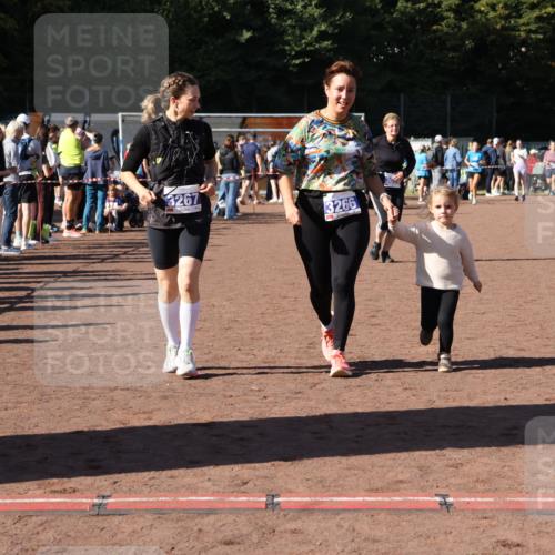 27.09.2026 - 35. Volkslauf durch das schöne Alstertal Strokosch-Dieckow http://msf.ph/oto/10585704 27.09.2026 11:44:53 Ziel 3029, 3266, 3267 meine-sportfotos.de