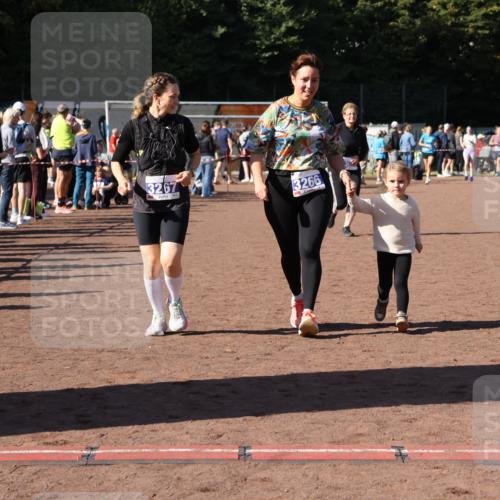 27.09.2026 - 35. Volkslauf durch das schöne Alstertal Strokosch-Dieckow http://msf.ph/oto/10585705 27.09.2026 11:44:53 Ziel 3029, 3266, 3267 meine-sportfotos.de