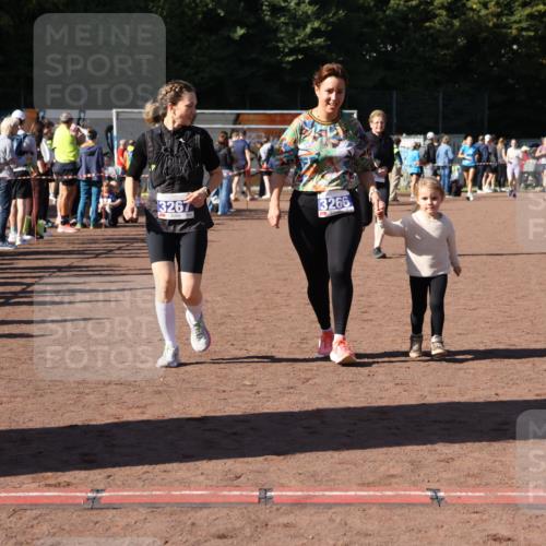 27.09.2026 - 35. Volkslauf durch das schöne Alstertal Strokosch-Dieckow http://msf.ph/oto/10585706 27.09.2026 11:44:53 Ziel 3029, 3266, 3267 meine-sportfotos.de