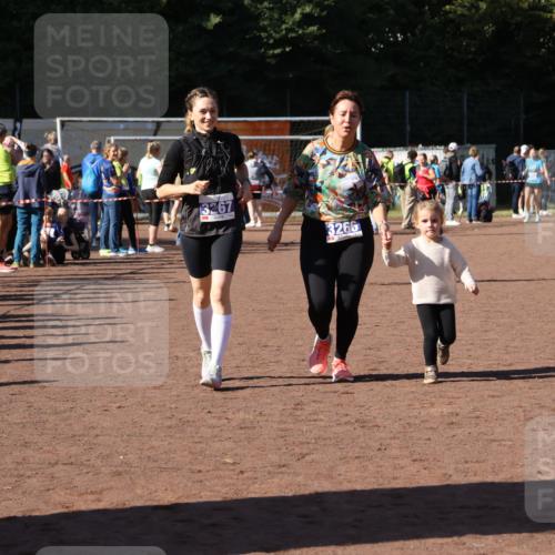 27.09.2026 - 35. Volkslauf durch das schöne Alstertal Strokosch-Dieckow http://msf.ph/oto/10585710 27.09.2026 11:44:52 Ziel 3029, 3266, 3267 meine-sportfotos.de