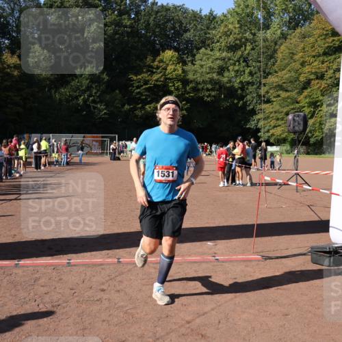 27.09.2026 - 35. Volkslauf durch das schöne Alstertal Strokosch-Dieckow http://msf.ph/oto/10585765 27.09.2026 11:56:09 Ziel 1019, 1531, 1534, 1560 meine-sportfotos.de