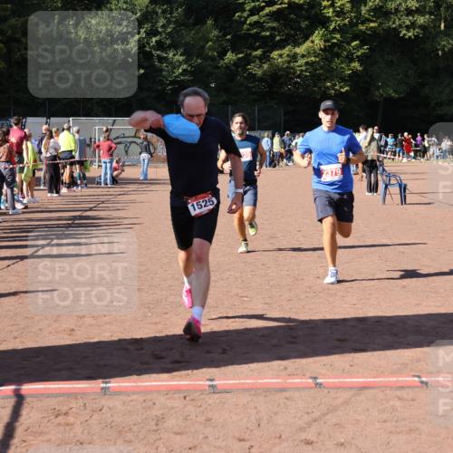27.09.2026 - 35. Volkslauf durch das schöne Alstertal Strokosch-Dieckow http://msf.ph/oto/10585809 27.09.2026 11:55:49 Ziel 1517, 1525, 1559, 2335, 2379 meine-sportfotos.de