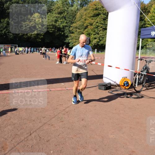 27.09.2026 - 35. Volkslauf durch das schöne Alstertal Strokosch-Dieckow http://msf.ph/oto/10585860 27.09.2026 11:55:21 Ziel 1489, 1549, 2353 meine-sportfotos.de