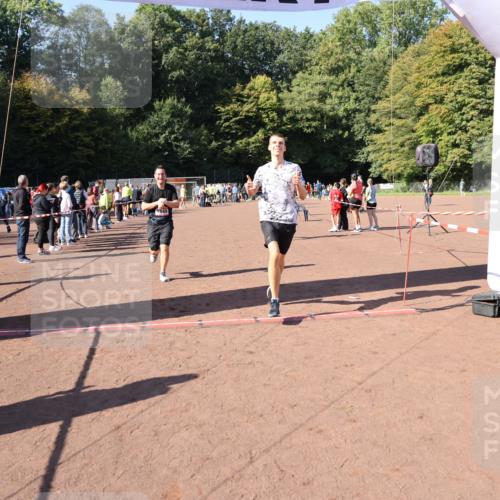 27.09.2026 - 35. Volkslauf durch das schöne Alstertal Strokosch-Dieckow http://msf.ph/oto/10585881 27.09.2026 11:55:17 Ziel 1489, 1549, 2353 meine-sportfotos.de