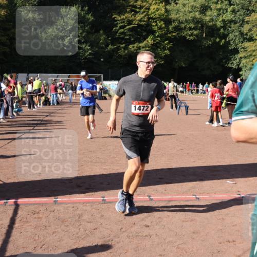 27.09.2026 - 35. Volkslauf durch das schöne Alstertal Strokosch-Dieckow http://msf.ph/oto/10585913 27.09.2026 11:54:59 Ziel 1472, 1497, 2334 meine-sportfotos.de