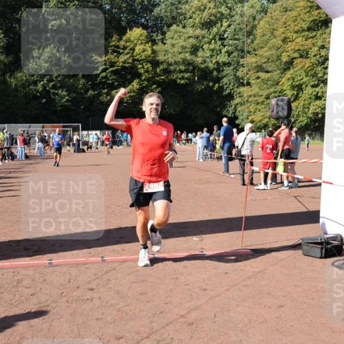 27.09.2026 - 35. Volkslauf durch das schöne Alstertal Strokosch-Dieckow http://msf.ph/oto/10585955 27.09.2026 11:54:39 Ziel 1546, 1571, 2462 meine-sportfotos.de