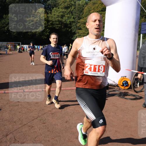 27.09.2026 - 35. Volkslauf durch das schöne Alstertal Strokosch-Dieckow http://msf.ph/oto/10586008 27.09.2026 11:54:14 Ziel 1013, 1014, 1518, 2119 meine-sportfotos.de