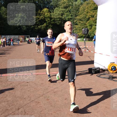 27.09.2026 - 35. Volkslauf durch das schöne Alstertal Strokosch-Dieckow http://msf.ph/oto/10586012 27.09.2026 11:54:14 Ziel 1013, 1014, 1518, 2119 meine-sportfotos.de