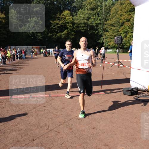 27.09.2026 - 35. Volkslauf durch das schöne Alstertal Strokosch-Dieckow http://msf.ph/oto/10586016 27.09.2026 11:54:14 Ziel 1013, 1014, 1518, 2119 meine-sportfotos.de