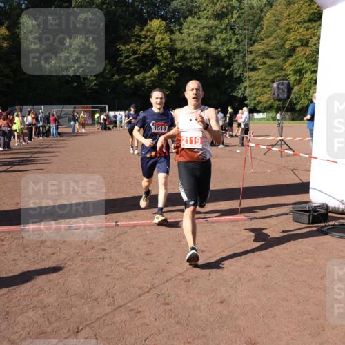 27.09.2026 - 35. Volkslauf durch das schöne Alstertal Strokosch-Dieckow http://msf.ph/oto/10586017 27.09.2026 11:54:14 Ziel 1013, 1014, 1518, 2119 meine-sportfotos.de