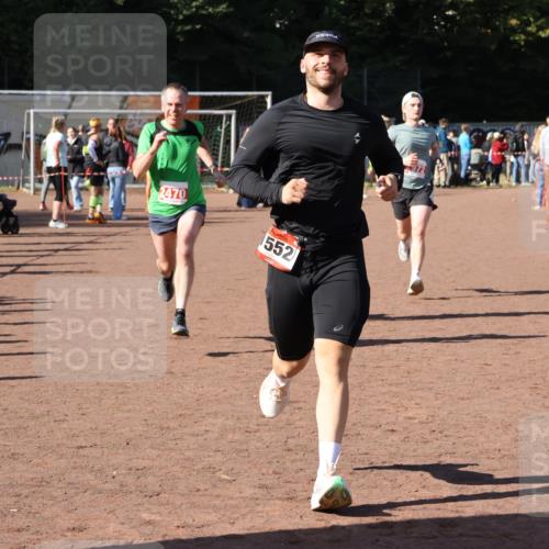 27.09.2026 - 35. Volkslauf durch das schöne Alstertal Strokosch-Dieckow http://msf.ph/oto/10586141 27.09.2026 11:52:58 Ziel 1474, 1552, 2470, 2972 meine-sportfotos.de