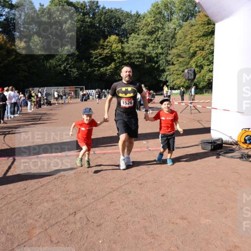 27.09.2026 - 35. Volkslauf durch das schöne Alstertal Strokosch-Dieckow http://msf.ph/oto/10586159 27.09.2026 11:52:51 Ziel 1526, 1552, 2470, 3154 meine-sportfotos.de