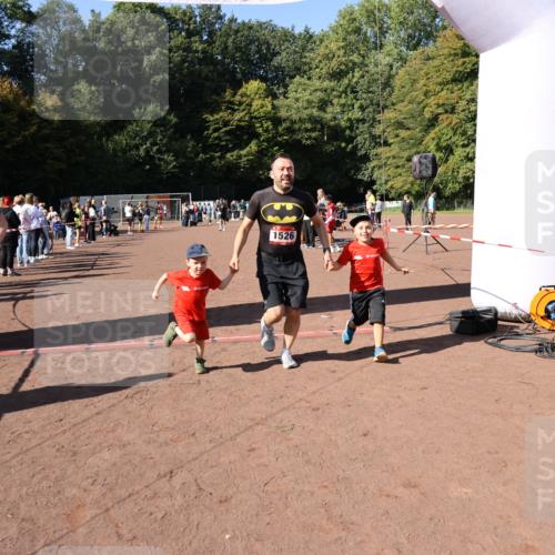 27.09.2026 - 35. Volkslauf durch das schöne Alstertal Strokosch-Dieckow http://msf.ph/oto/10586160 27.09.2026 11:52:51 Ziel 1526, 1552, 2470, 3154 meine-sportfotos.de