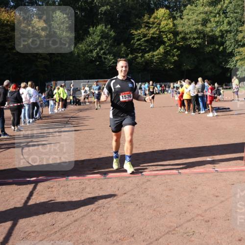 27.09.2026 - 35. Volkslauf durch das schöne Alstertal Strokosch-Dieckow http://msf.ph/oto/10586181 27.09.2026 11:52:42 Ziel 1021, 1526, 1576, 3030, 3154 meine-sportfotos.de