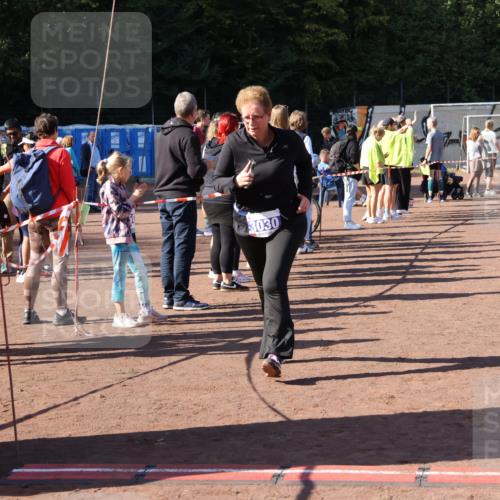 27.09.2026 - 35. Volkslauf durch das schöne Alstertal Strokosch-Dieckow http://msf.ph/oto/10586183 27.09.2026 11:52:41 Ziel 1021, 1576, 3030 meine-sportfotos.de