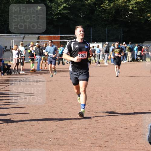 27.09.2026 - 35. Volkslauf durch das schöne Alstertal Strokosch-Dieckow http://msf.ph/oto/10586186 27.09.2026 11:52:40 Ziel 1021, 1576, 3030 meine-sportfotos.de