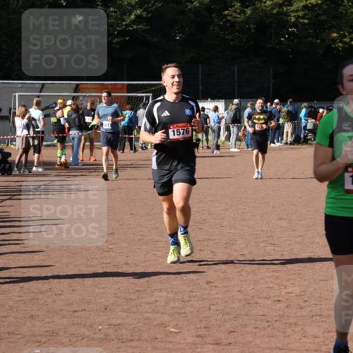 27.09.2026 - 35. Volkslauf durch das schöne Alstertal Strokosch-Dieckow http://msf.ph/oto/10586188 27.09.2026 11:52:40 Ziel 1021, 1576, 3030 meine-sportfotos.de