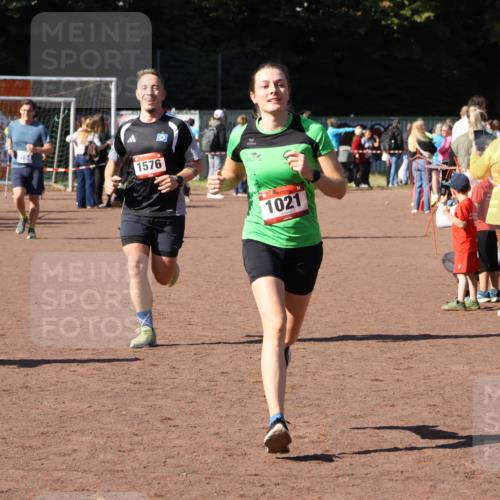 27.09.2026 - 35. Volkslauf durch das schöne Alstertal Strokosch-Dieckow http://msf.ph/oto/10586193 27.09.2026 11:52:39 Ziel 1021, 1576, 3030 meine-sportfotos.de