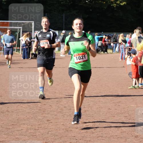 27.09.2026 - 35. Volkslauf durch das schöne Alstertal Strokosch-Dieckow http://msf.ph/oto/10586194 27.09.2026 11:52:39 Ziel 1021, 1576, 3030 meine-sportfotos.de