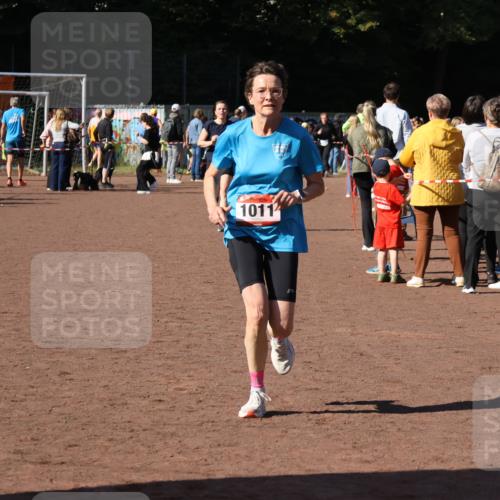 27.09.2026 - 35. Volkslauf durch das schöne Alstertal Strokosch-Dieckow http://msf.ph/oto/10586220 27.09.2026 11:52:20 Ziel 1008, 1011 meine-sportfotos.de