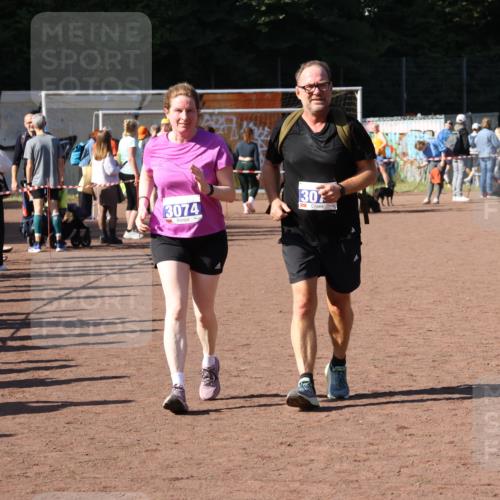 27.09.2026 - 35. Volkslauf durch das schöne Alstertal Strokosch-Dieckow http://msf.ph/oto/10586234 27.09.2026 11:51:52 Ziel 1527, 3074, 3075 meine-sportfotos.de