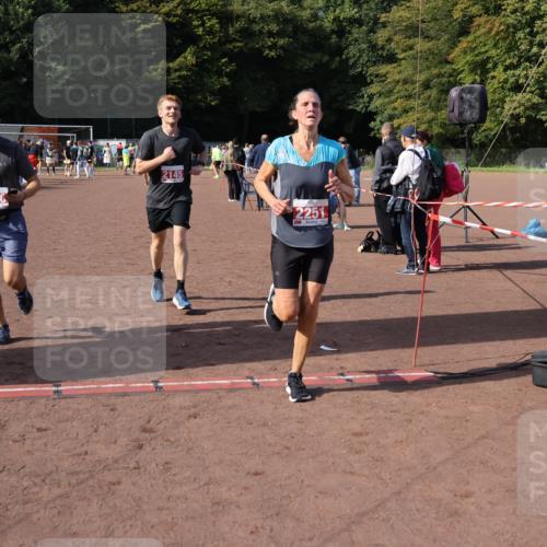 27.09.2026 - 35. Volkslauf durch das schöne Alstertal Strokosch-Dieckow http://msf.ph/oto/10586273 27.09.2026 12:11:39 Ziel 1597, 2081, 2145, 2251, 2490 meine-sportfotos.de