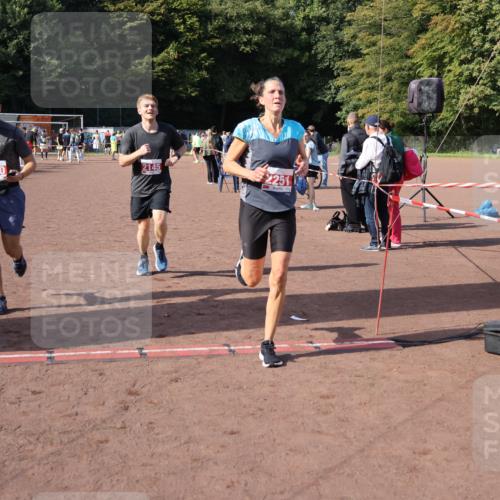 27.09.2026 - 35. Volkslauf durch das schöne Alstertal Strokosch-Dieckow http://msf.ph/oto/10586274 27.09.2026 12:11:39 Ziel 1597, 2081, 2145, 2251, 2490 meine-sportfotos.de