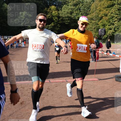 27.09.2026 - 35. Volkslauf durch das schöne Alstertal Strokosch-Dieckow http://msf.ph/oto/10586307 27.09.2026 12:11:24 Ziel 1051, 1124, 1594, 1610, 2380, 2381, 2463 meine-sportfotos.de