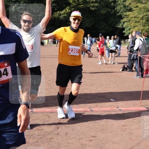 27.09.2026 - 35. Volkslauf durch das schöne Alstertal Strokosch-Dieckow http://msf.ph/oto/10586315 27.09.2026 12:11:24 Ziel 1051, 1124, 1594, 1610, 2380, 2381, 2463 meine-sportfotos.de
