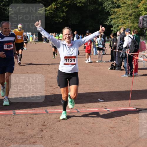 27.09.2026 - 35. Volkslauf durch das schöne Alstertal Strokosch-Dieckow http://msf.ph/oto/10586328 27.09.2026 12:11:21 Ziel 1124, 1594, 2380, 2381, 2463 meine-sportfotos.de