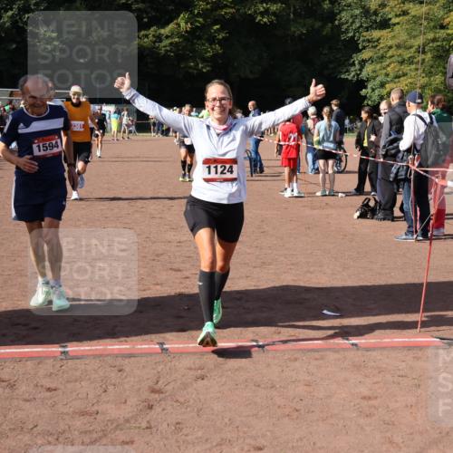 27.09.2026 - 35. Volkslauf durch das schöne Alstertal Strokosch-Dieckow http://msf.ph/oto/10586331 27.09.2026 12:11:21 Ziel 1124, 1594, 2380, 2381, 2463 meine-sportfotos.de