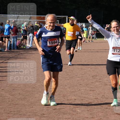 27.09.2026 - 35. Volkslauf durch das schöne Alstertal Strokosch-Dieckow http://msf.ph/oto/10586336 27.09.2026 12:11:20 Ziel 1124, 1594, 2380, 2381, 2463 meine-sportfotos.de