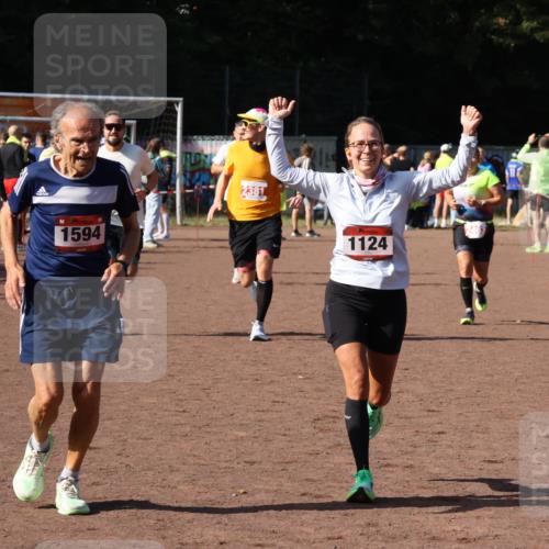 27.09.2026 - 35. Volkslauf durch das schöne Alstertal Strokosch-Dieckow http://msf.ph/oto/10586338 27.09.2026 12:11:19 Ziel 1124, 1594, 1605, 2380, 2381, 2463 meine-sportfotos.de