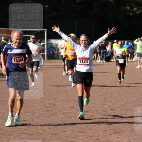 27.09.2026 - 35. Volkslauf durch das schöne Alstertal Strokosch-Dieckow http://msf.ph/oto/10586348 27.09.2026 12:11:18 Ziel 1124, 1594, 1605, 2380, 2381, 2463 meine-sportfotos.de